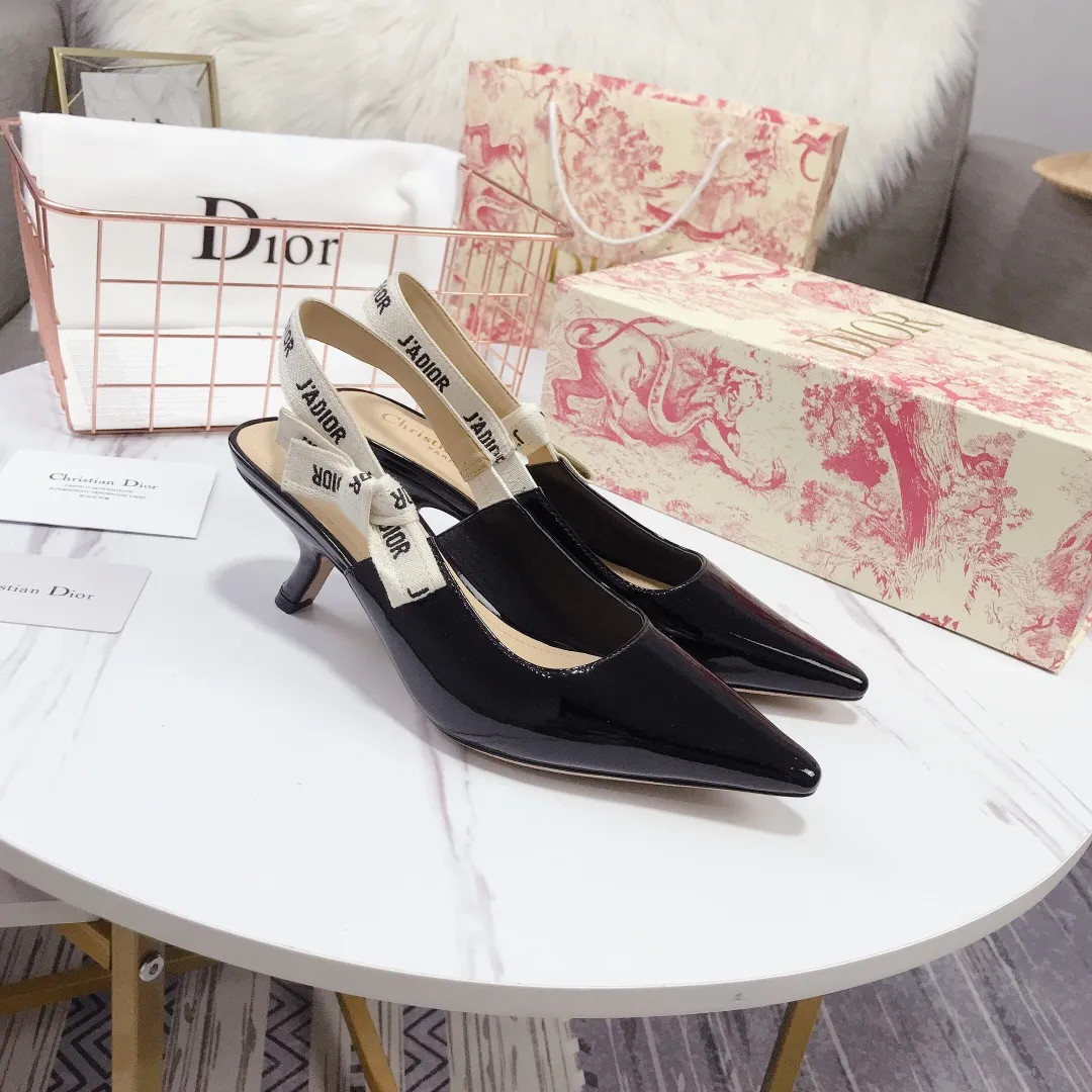 👟👟Ex-factory price 480👟👟 Women's shoes Women's clothing Women's shoes Women's clothing Women's shoes Women's clothing Special material👟👟Ex-factory price 400👠👠👟👟 👟👟Dior's popular sandals are new🔥 🔥 The most popular internet celebrities of the year, the same style as celebrities💁💁. The fabric is imported; calf patent leather (special material), the lining and feet are made of calf leather lining🐑. Original molded heel, heel height 10Cm 6.5cm💘 flat bottom 1.5cm, original molded metal outsole with five-pointed star LOGO mark👟👟. Original bow, 💅 Italian leather outsole. 👄💋 Full set of packaging (clamshell box, cloth bag, card, invoice, one-to-one wrapping paper) 34 40 41 customized